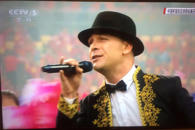 Los cantantes utilizan los micrófonos de mano inalámbrica Relacart H-31